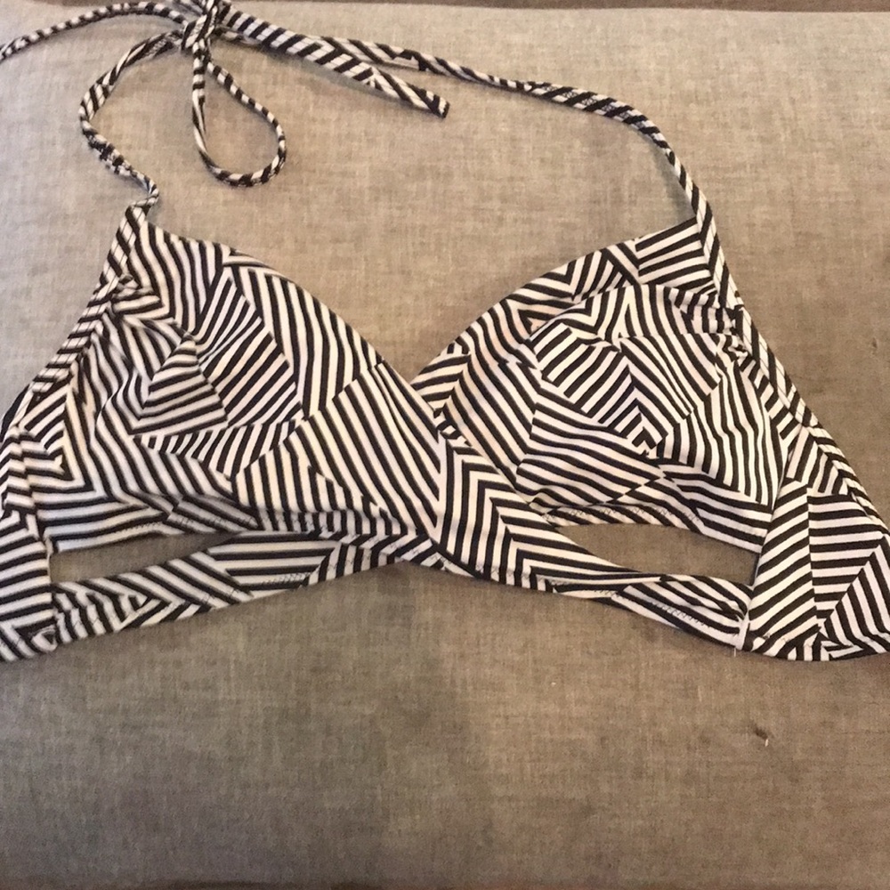 3 for $15 ๐ฆ๐ฆ Pink Victoriaโs Secret black and white bathing suit top